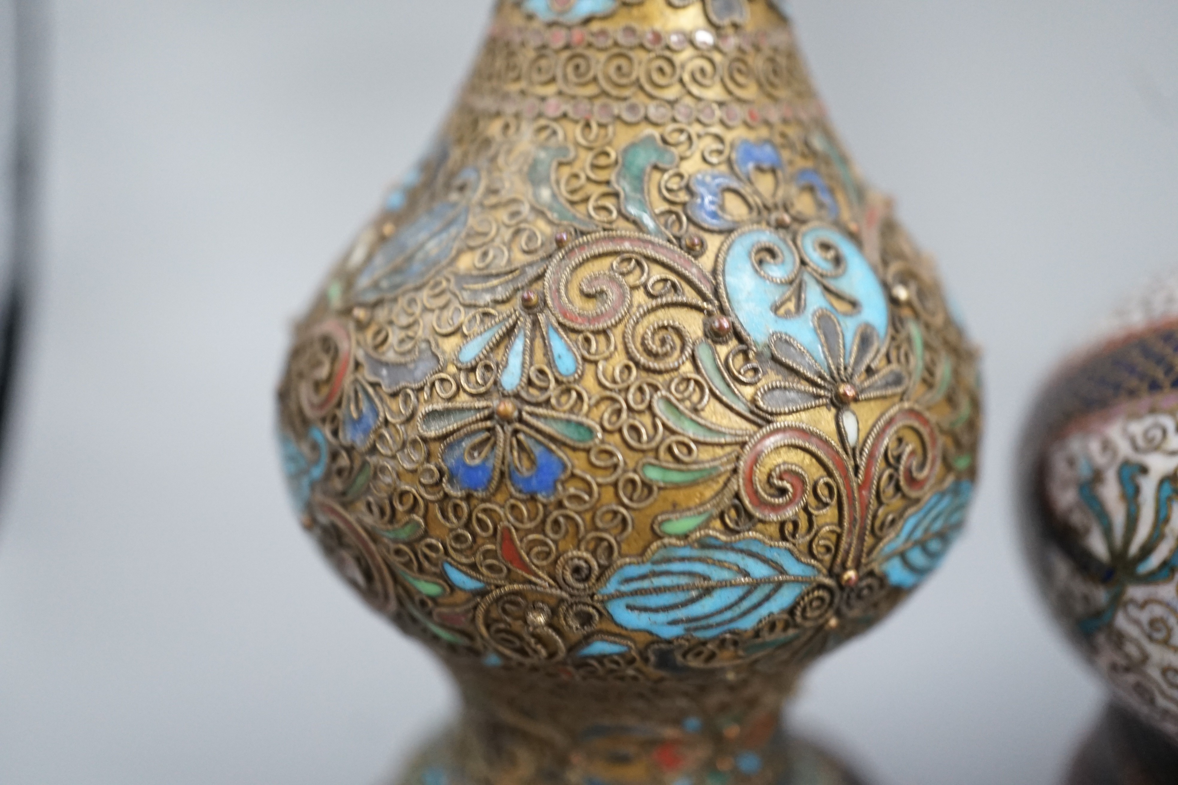 A Chinese cloisonne enamel ‘dragon’ bottle vase, early 20th century and a pair of Japanese cloisonne enamel vases with wood stands 10.5cm